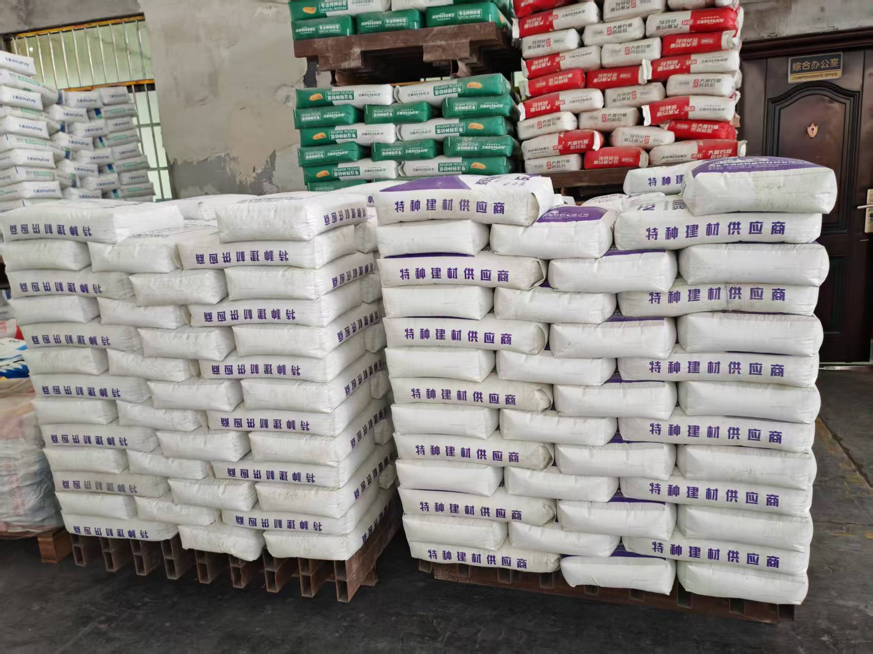 离石拱顶带模注浆料