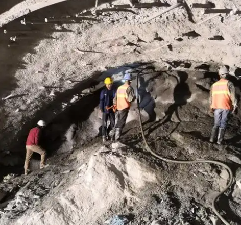 离石隧道拱顶带模注浆料，微膨胀注浆料的特点及施工工艺